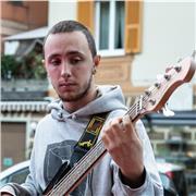 Studente del conservatorio, propongo un corso di basso elettrico incentrato su un approccio pratico